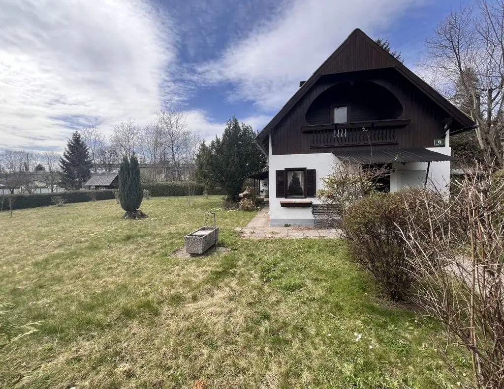 Renovierungsbedürftiges Haus mit schönem sonnigen Grundstück/ Toplage