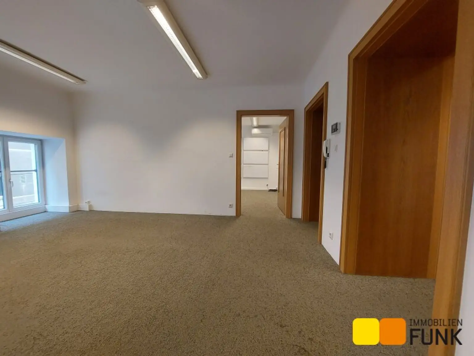 Attraktives Büro mit eigener Garage und zusätzlicher Lagerfläche