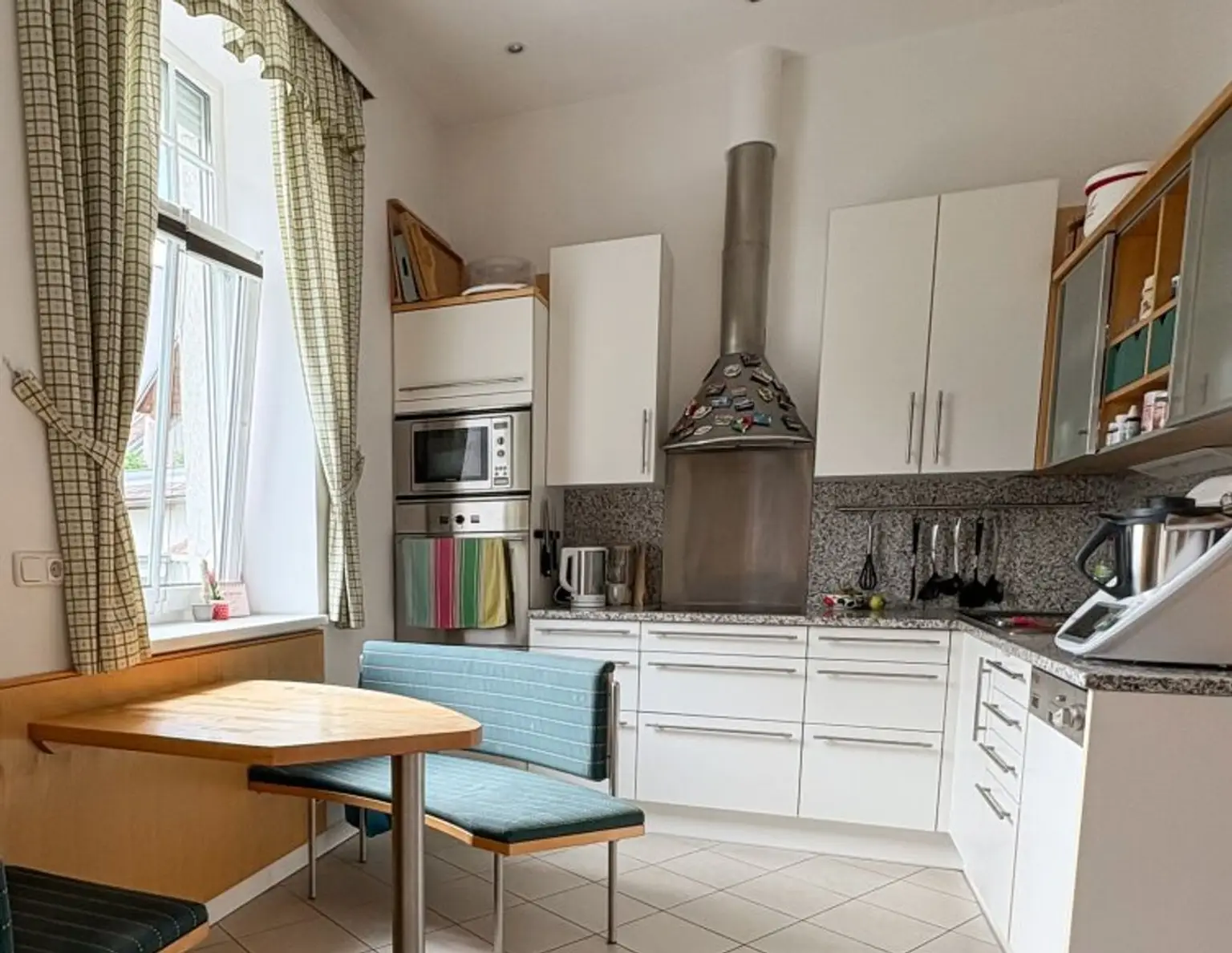 Zentrale Altbau Rarität: 4-Zimmer-Wohnung mit Gartenmitbenutzung und Tiefgarage