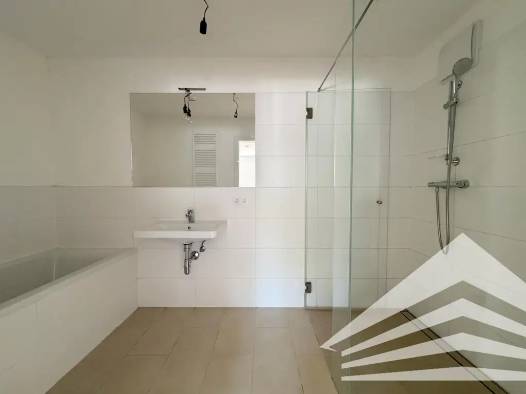 Hochwertig renovierte 2 Zimmerwohnung mit Küche & Privatgarten in Thening zu mieten