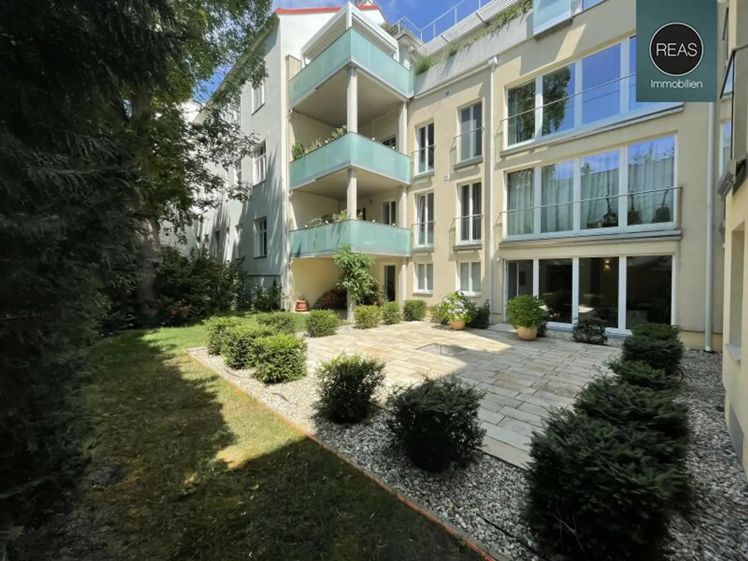 Provisionsfrei: Wunderschönes Apartment mit ruhiger Balkon-Terrasse bei der Orangerie Schönbrunn!