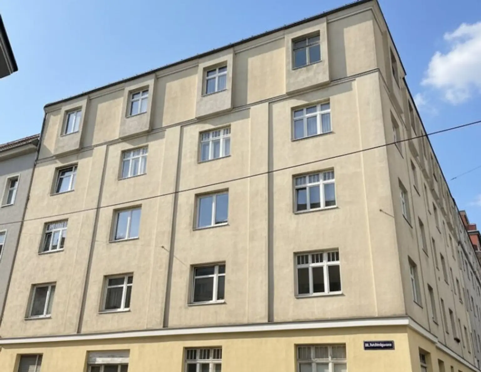 Eckzinshaus mit Rohdachboden