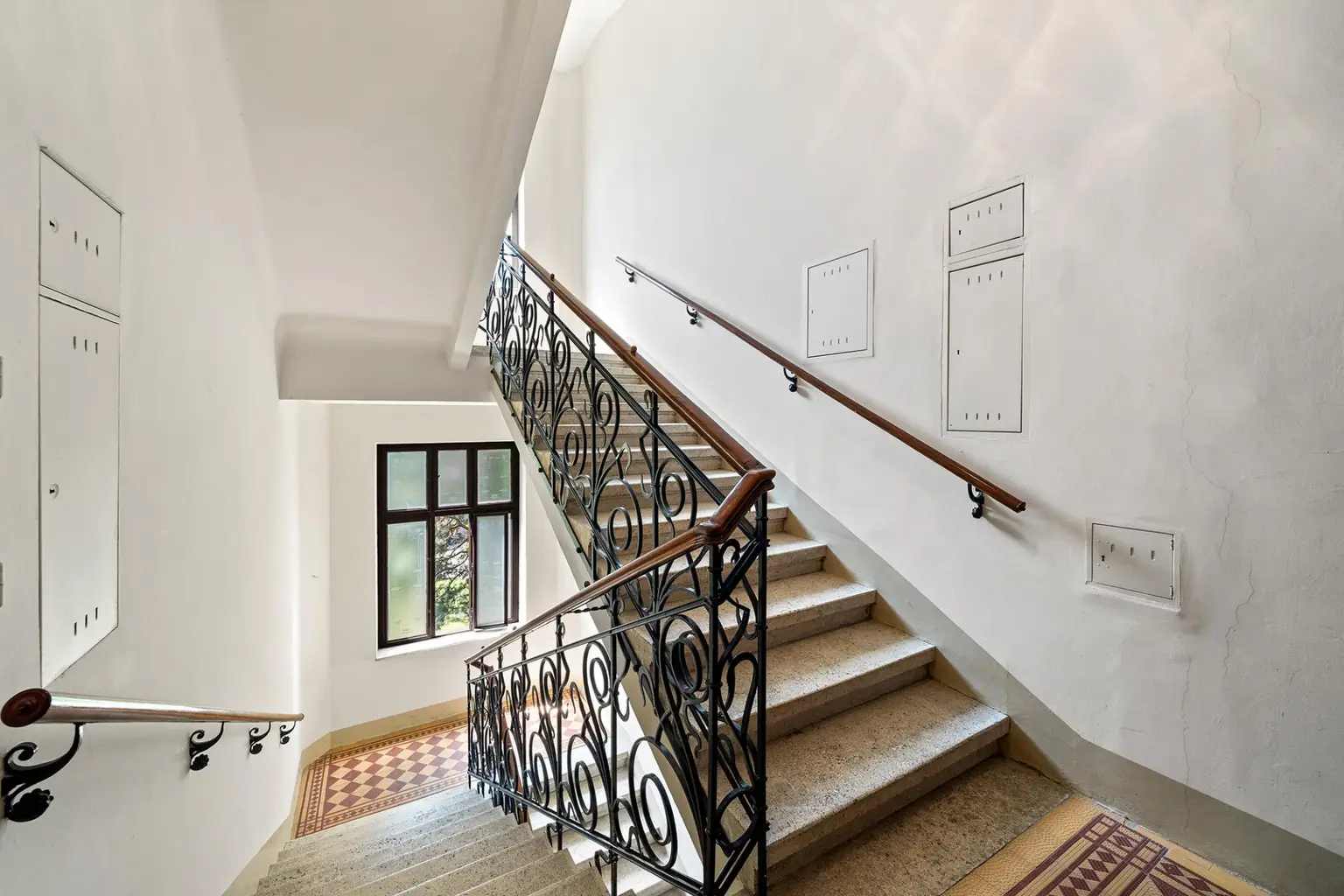 Wohnen wie im alten Wien! Traumhafte klassische Altbauwohnung mit Rohdachboden Nähe Schönbrunn und U 4
