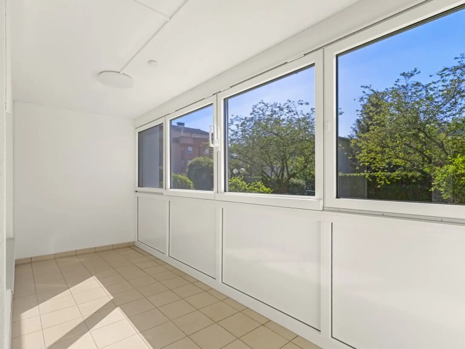 Schöne und teilmöblierte 2 Zimmer Wohnung 65m² mit Westloggia und Tiefgarage in Viktring - Rekabachweg