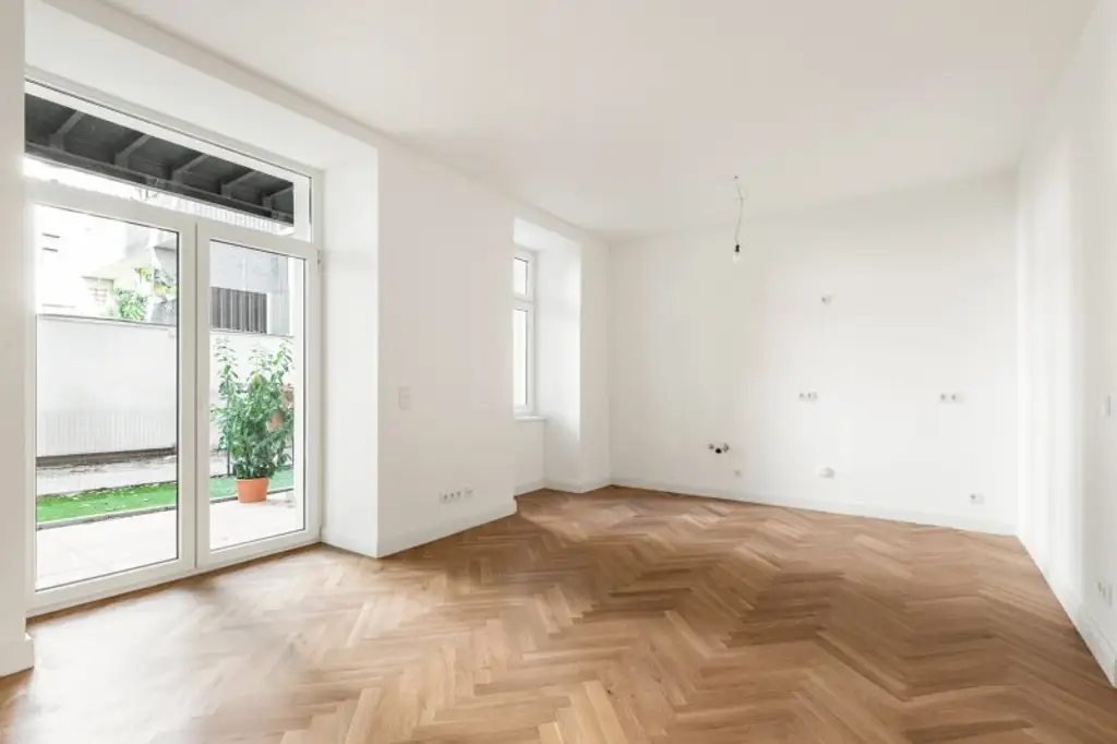 Traumhafte Gartenwohnung im Luxus-Altbau! Erstbezug mit 3-Zi. und 2 Terrassen!