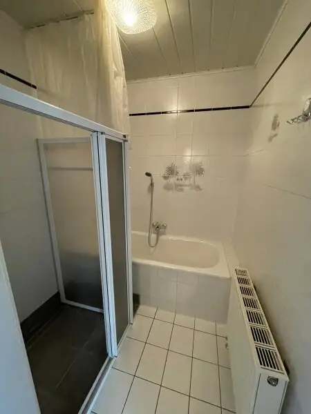 SEHR GEPFLEGTES EINFAMILIEN-HAUS MIT SCHÖNEM GARTEN -- LOGGIA/GARAGE -- RUHELAGE!