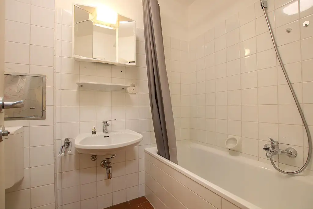 LOGGIA-Garconniere in sehr guter Lage! Unter St.Veit, U4 Nähe. Miete inklusive Warmwasser- und Heizkosten.