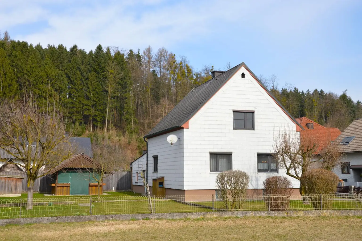 Siedlungshaus am Waldrand