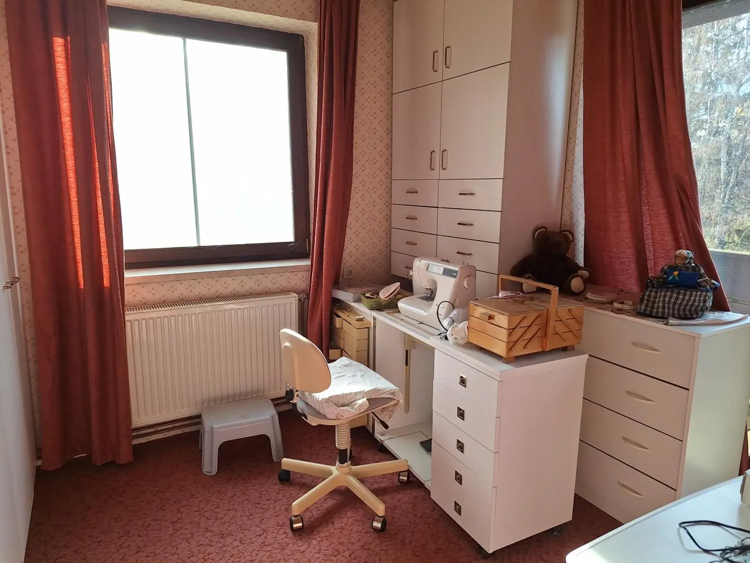 Absolut ruhig gelegen Villa mit überdachtem Pool, direkt am Waldrand auf 2.003 m² Grundstück.