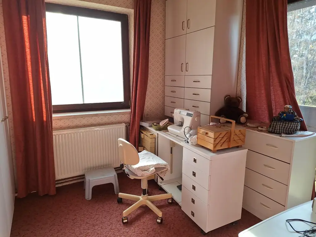 Absolut ruhig gelegen Villa mit überdachtem Pool, direkt am Waldrand auf 2.003 m² Grundstück.