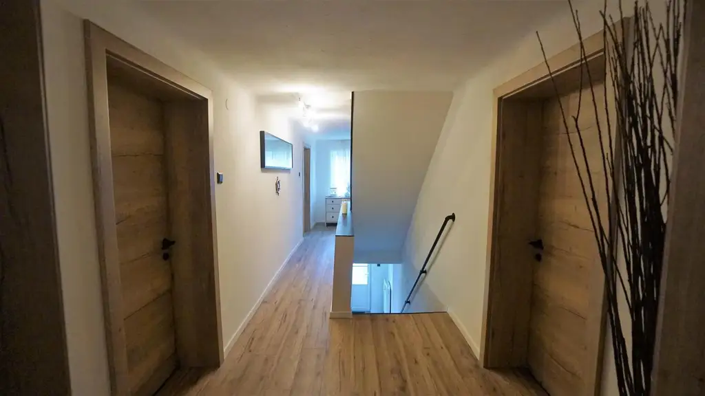 Bauernhaus mit Nebengebäude und Feldern in Durchham