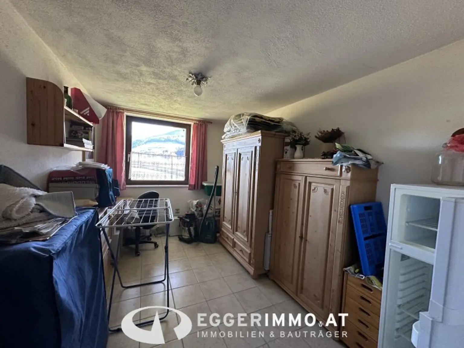 Niedernsill - Spacious 4-Room Apartment with Garden & Balcony for Sale in a Two-Party House