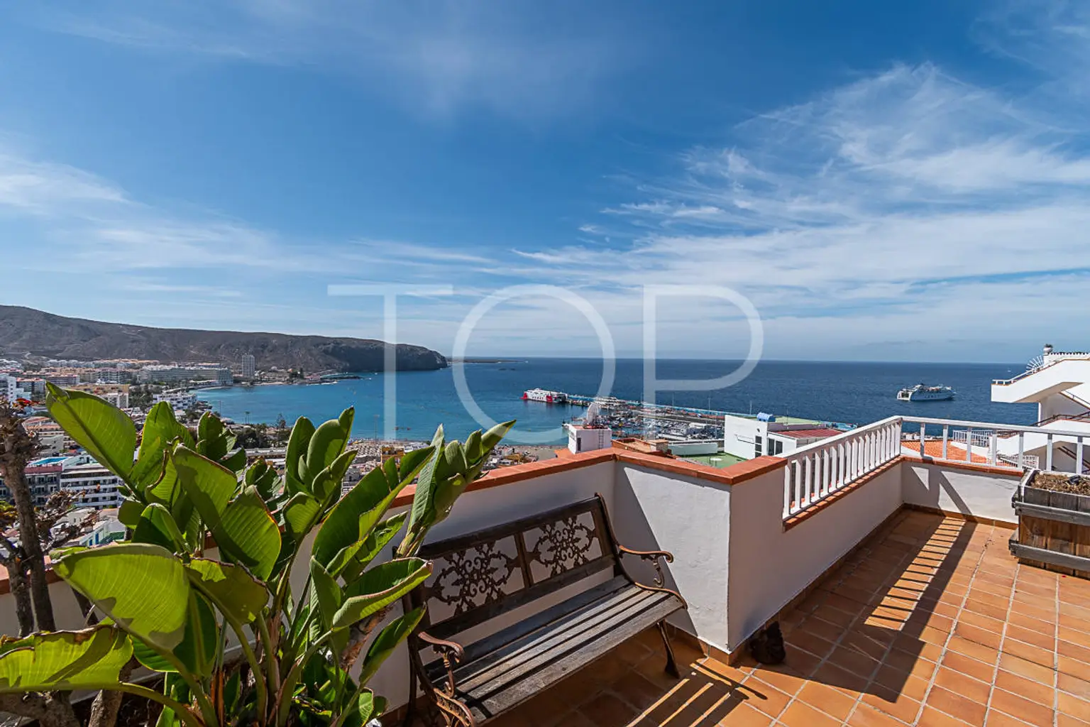 Dos apartamentos dúplex con espectaculares vistas en zona inmejorable de Los Cristianos