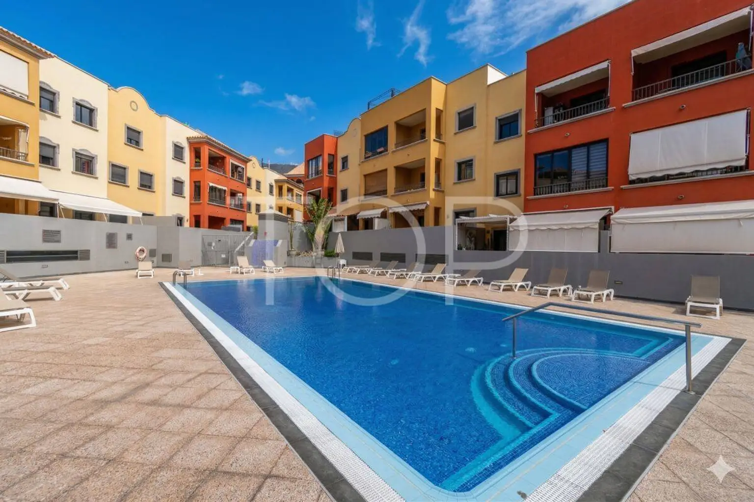 Helle zwei-Schlafzimmer-Wohnung zum Verkauf in Adeje – Residencial Torreón mit Pool