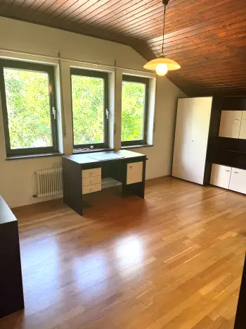 "Einfamilienhaus mit 1110m² Grund mitten im Ort!"