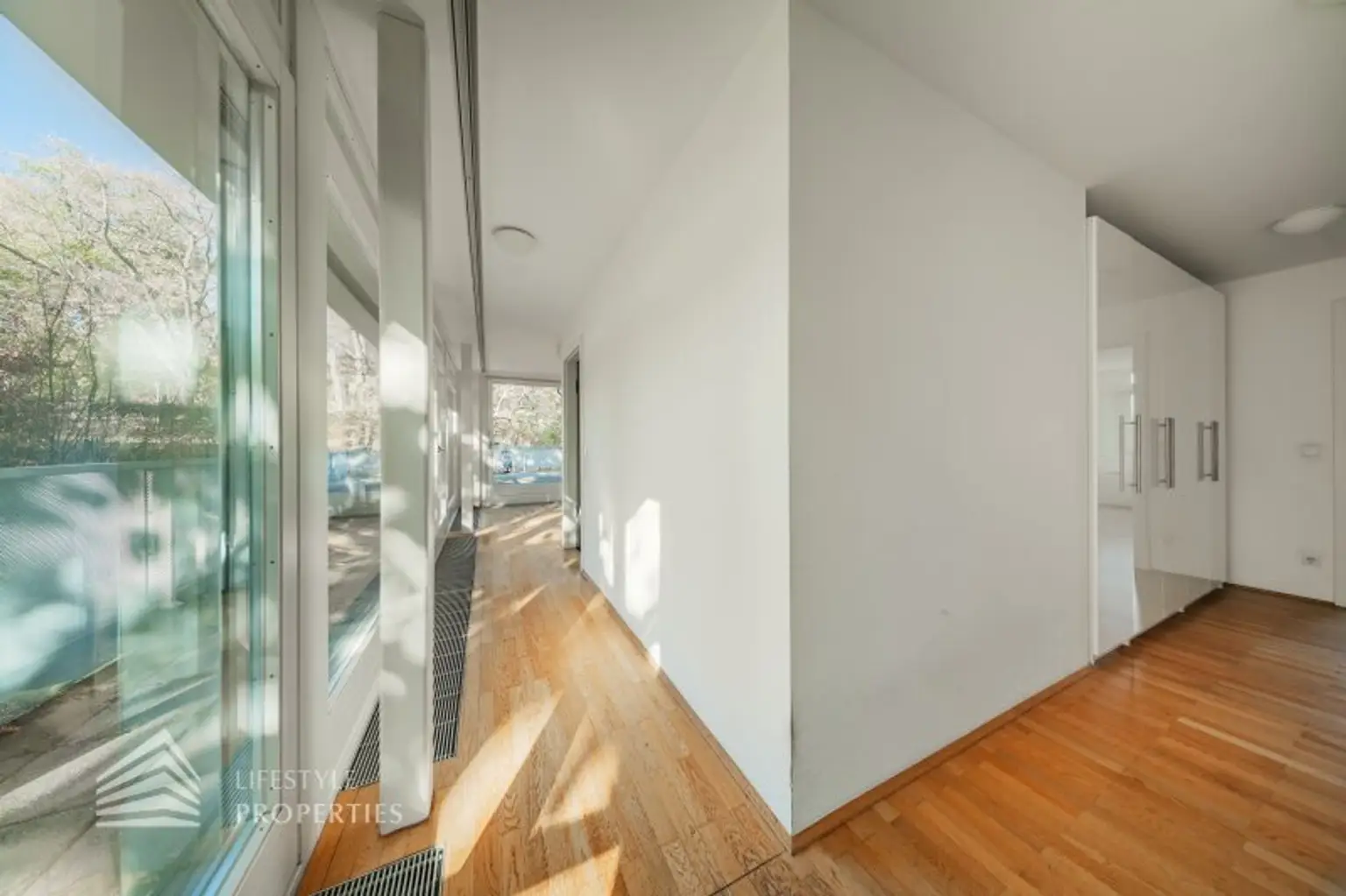 Wunderschöne 5 - Zimmer Wohnung mit Terrasse und Garten