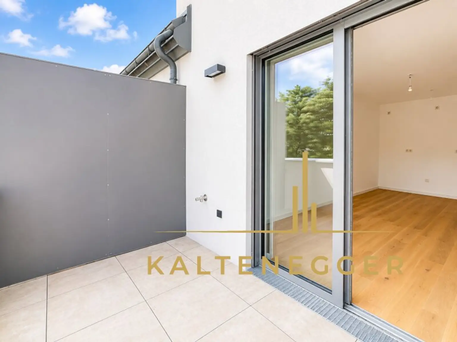 Balkon mit Zugang zum Wohnraum