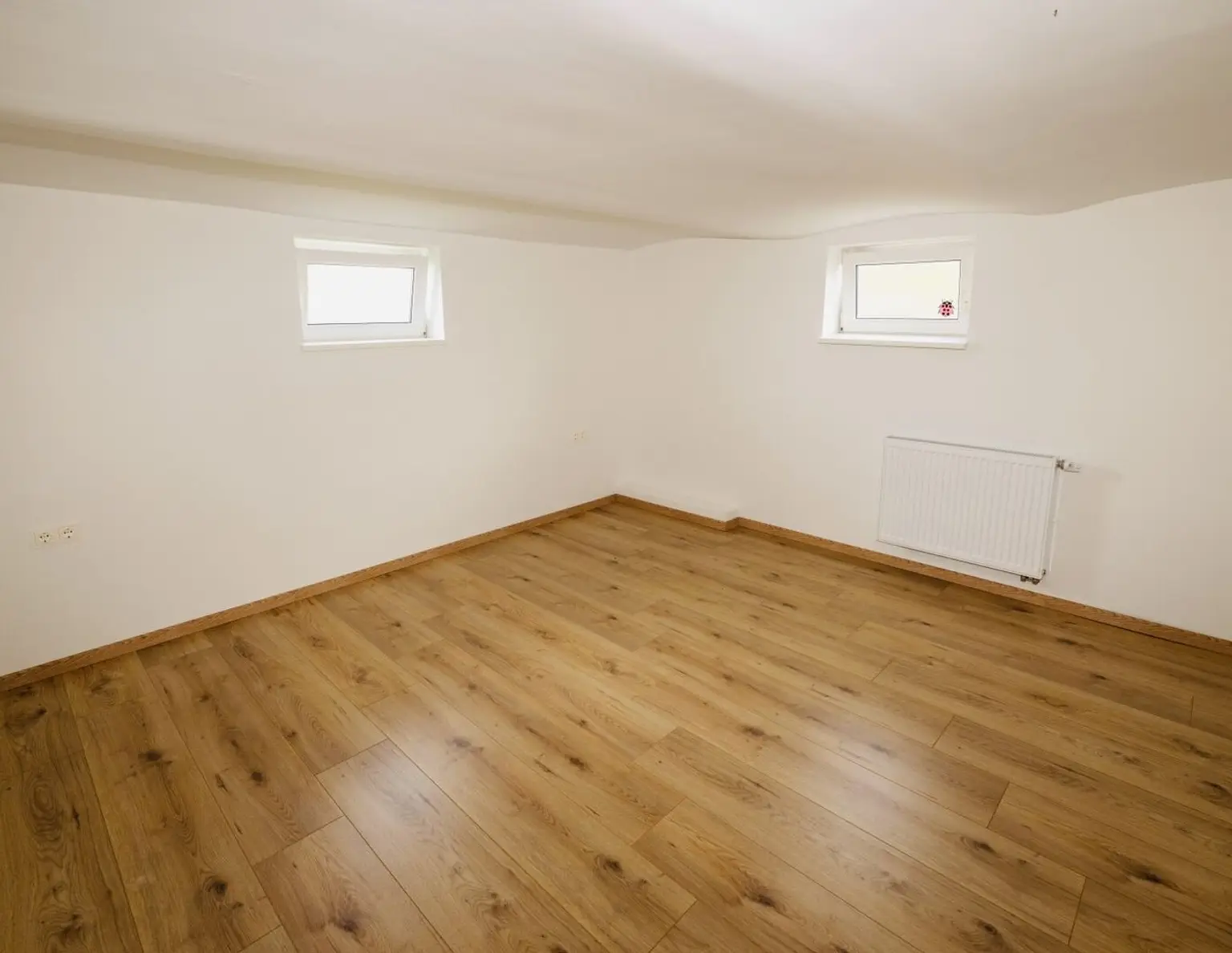 Charmante, komplett sanierte 2 Zimmer Mietwohnung, bezugsfertig!!