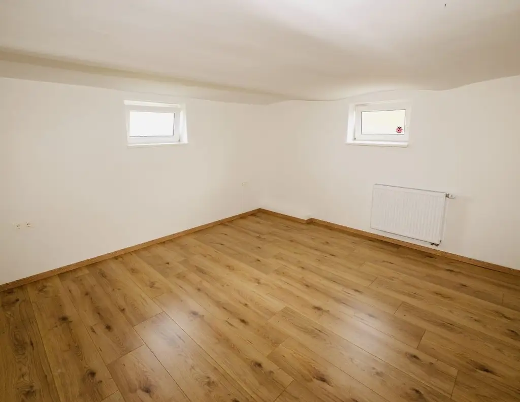 Charmante, komplett sanierte 2 Zimmer Mietwohnung, bezugsfertig!!