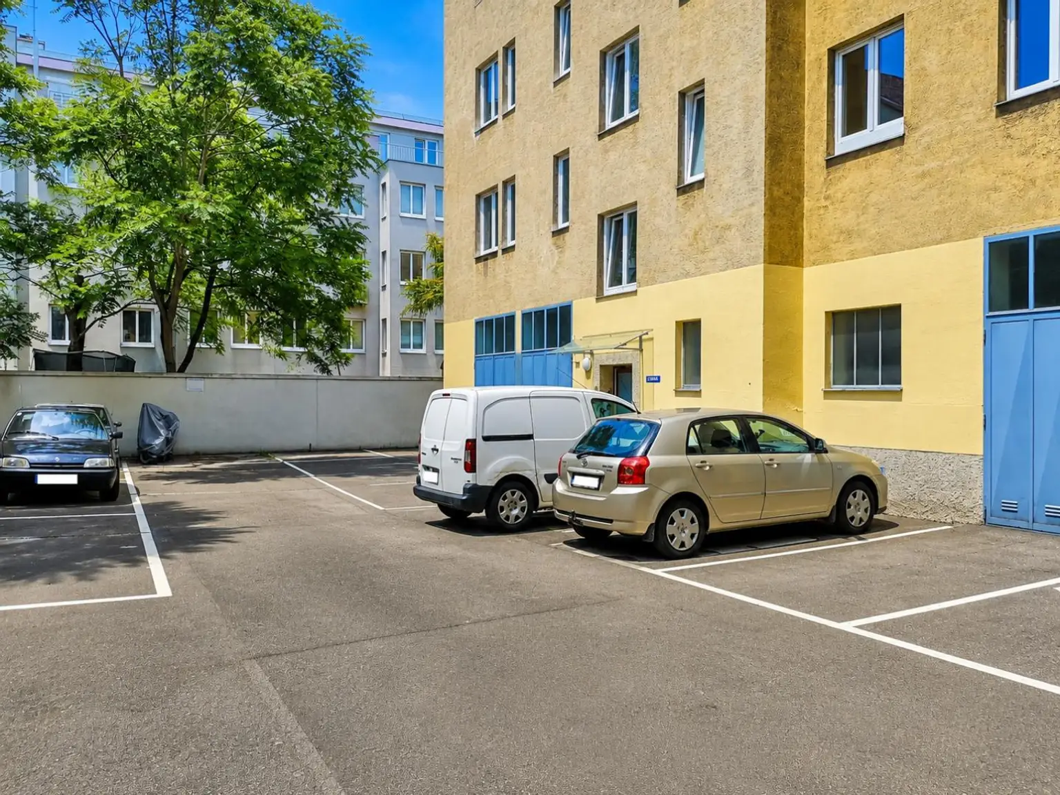 Innenhof mit Parkplätzen