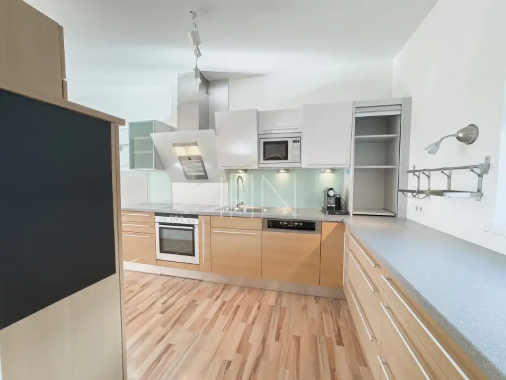 Gießhübl. Ruhe. Architektur.  Reihenhaus mit Garten