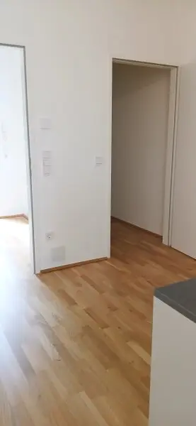 NEUBAU - ERSTBEZUG - Top 2 - Wunderschöne 2 Zimmerwohnung mit kleinem Garten, Terrasse und einem eigenen Tiefgaragenplatz