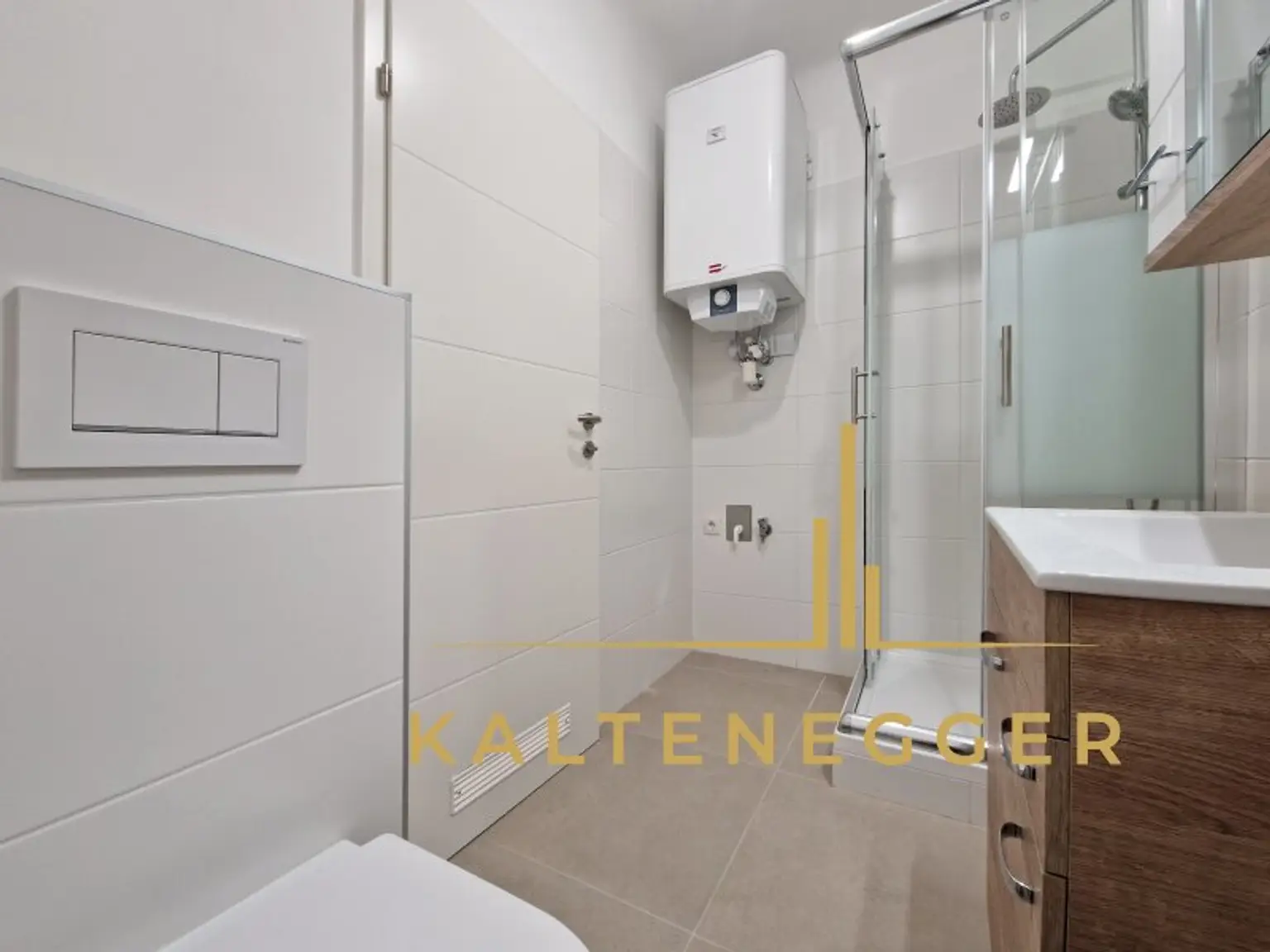 Badezimmer mit Dusche + WC