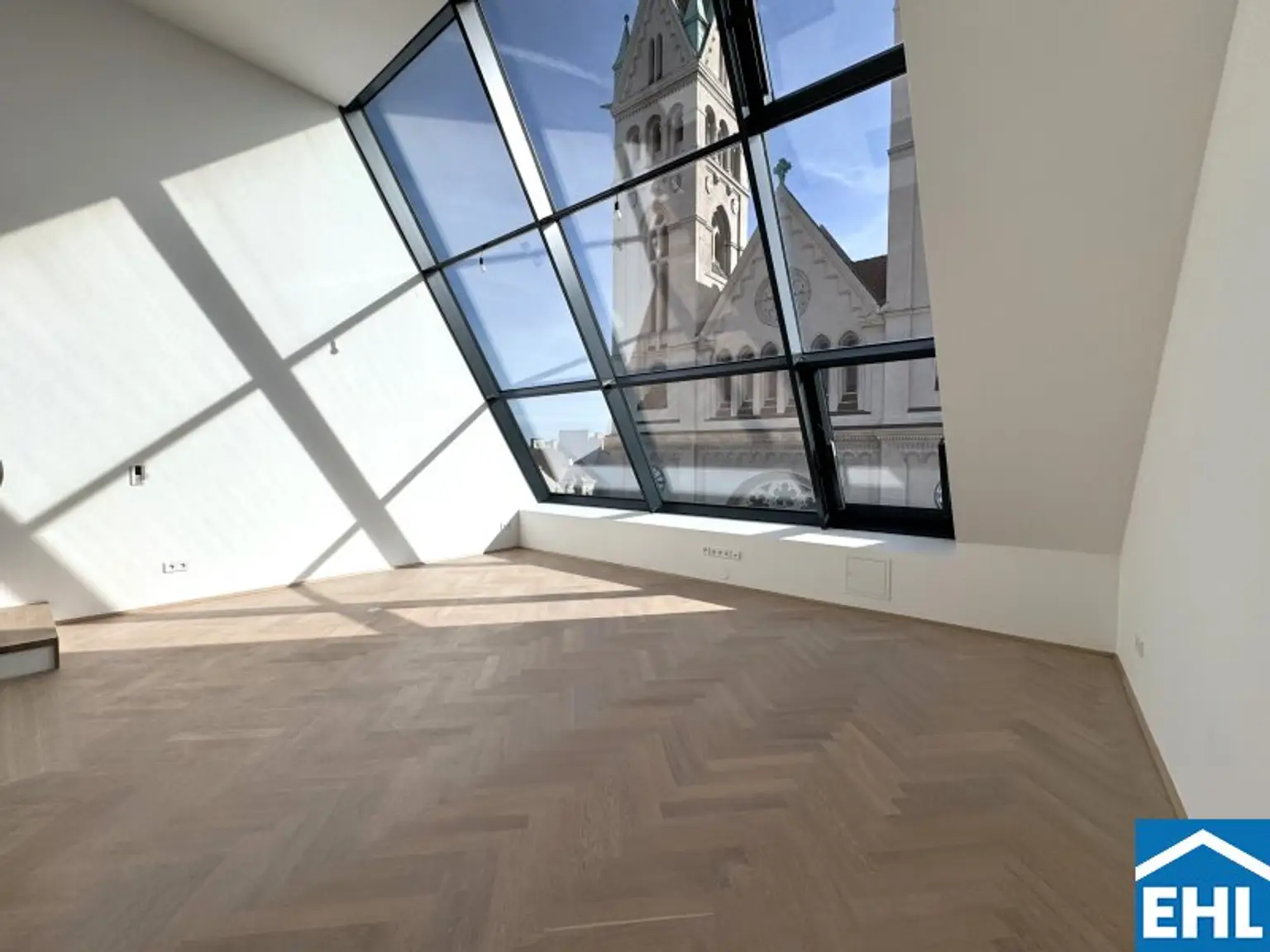 Spektakuläre Dachgeschoßmaisonette mit Terrassentraum und Blick auf die Canisiuskirche