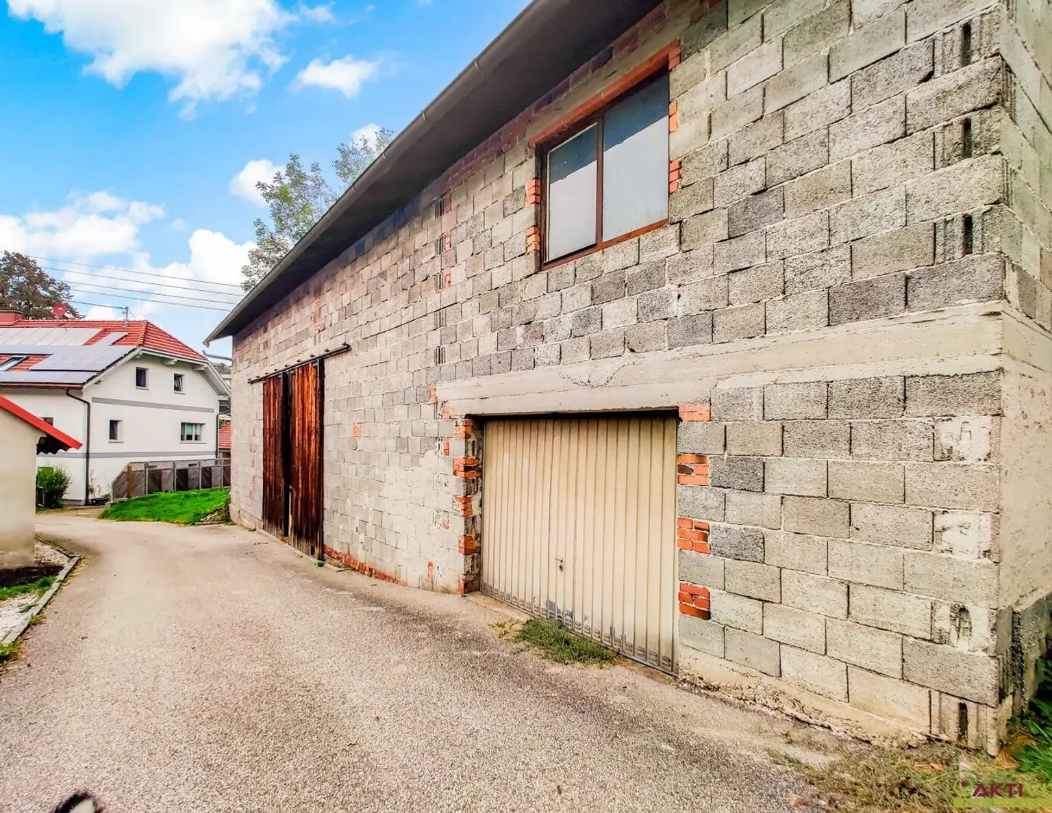 Vielseitiges Grundstücksensemble in Lambach: Bauland, Freiland & Fischzucht.