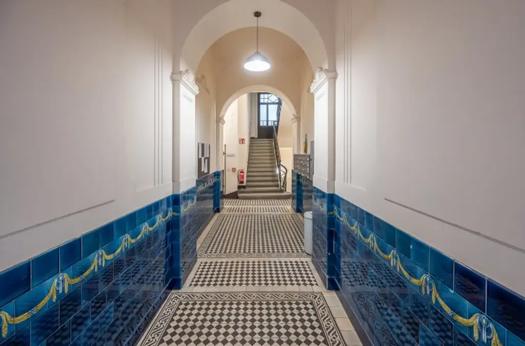 ++1150++ Stilvolle 4-Zimmer Altbauwohnung mit Balkon – Wohnen in Toplage mit Topausstattung