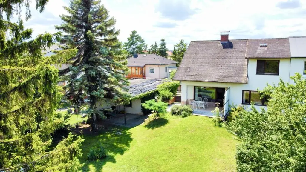 Bemerkenswertes Einfamilienhaus mit viel Entwicklungsmöglichkeit | Pool | Sauna | großer Garten