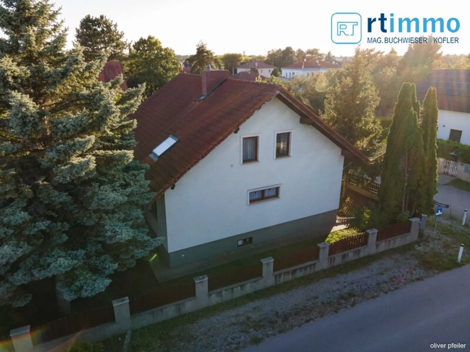 SCHÖNES FAMILIENHAUS mit Wintergarten und Garage in ruhiger Lage zu mieten!