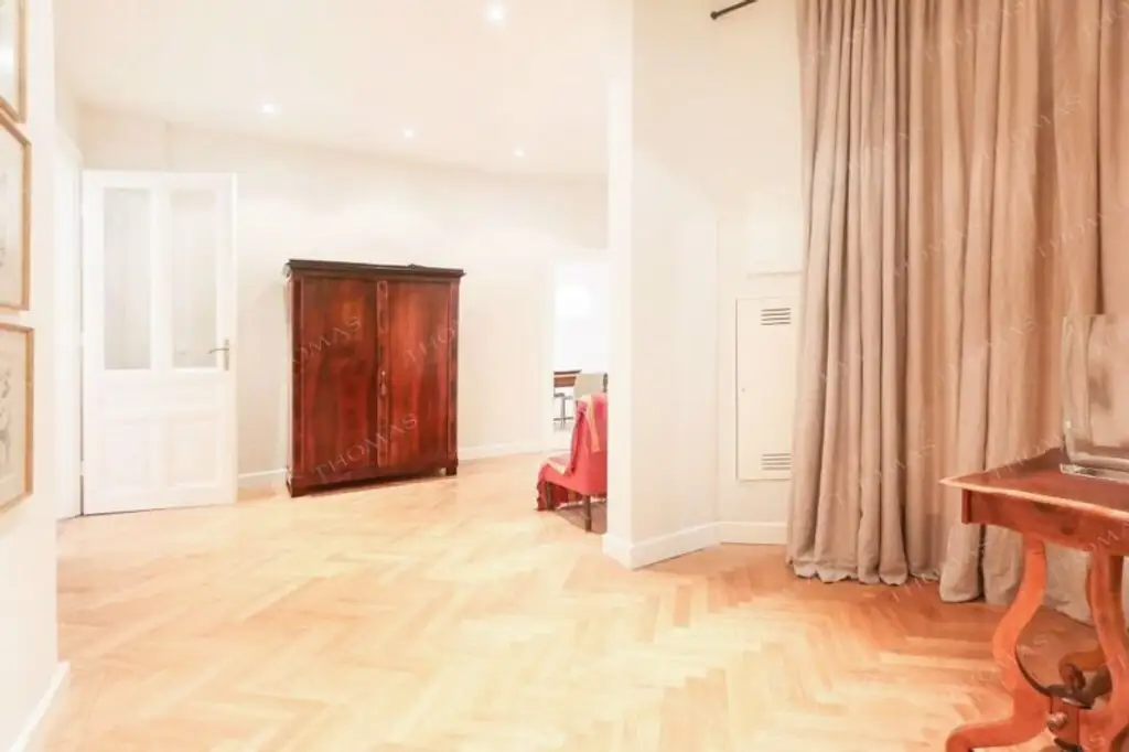 Elegant & zentral – Exklusiv möblierte Altbauwohnung im Servitenviertel