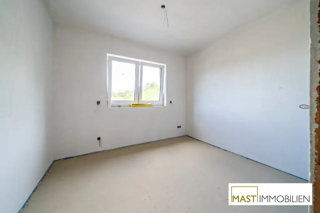 ERSTBEZUG - Modernes Einfamilienhaus mit 148 m² Wohnfläche, Balkon, Terrasse & 2 PKW-Stellplätzen in Strasshof – belagsfertig!