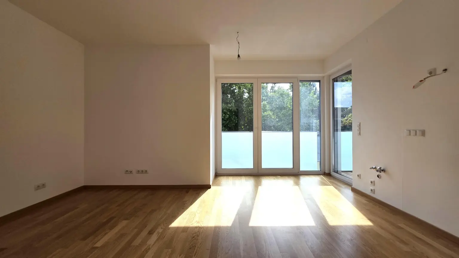Super-schicke Neubauwohnung direkt am Hunyadi Schlosspark - NEUE KÜCHE!!