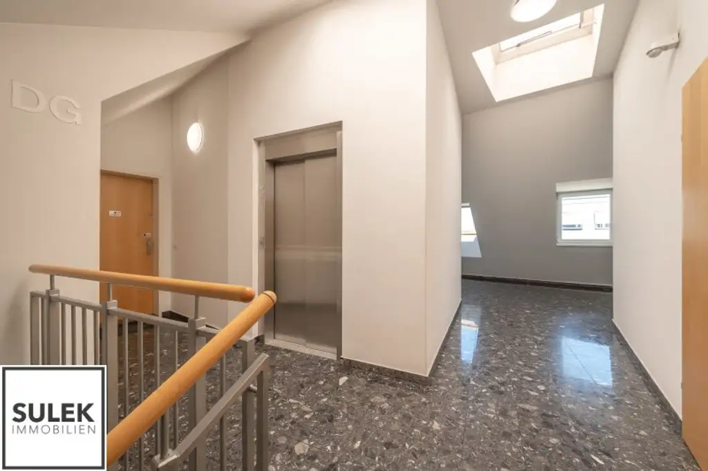 Großzügige, sonnige DG-Neubauwohnung mit hofseitiger Terrasse nahe Einkaufsstraße & U6 - ab 1.12.25!