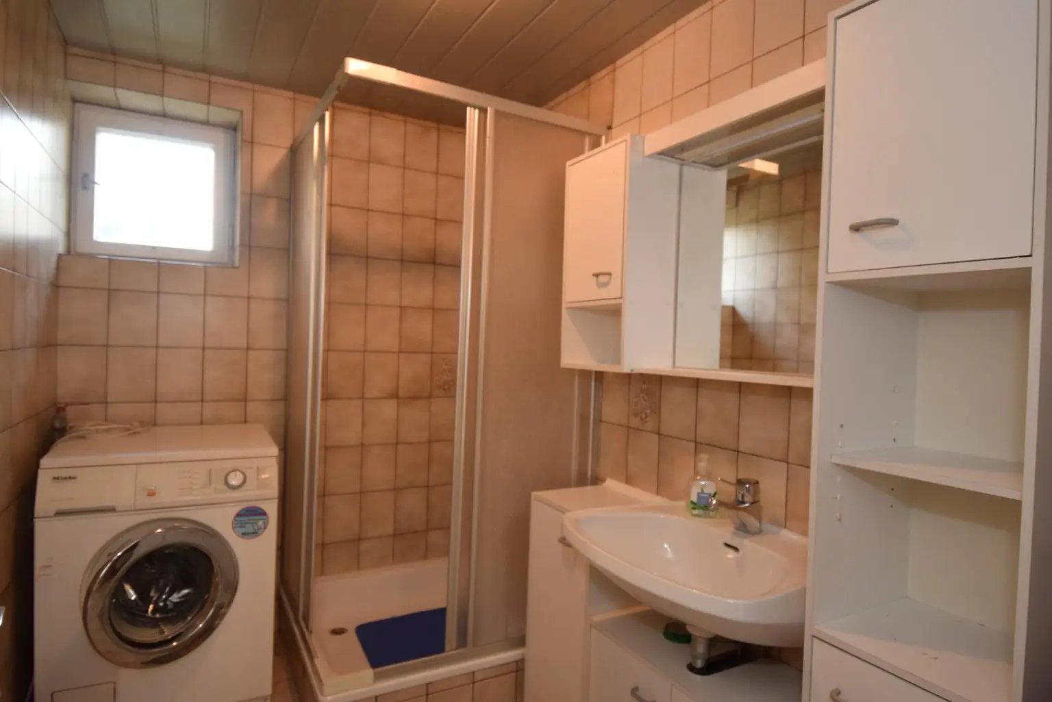 Badezimmer im Untergeschoß