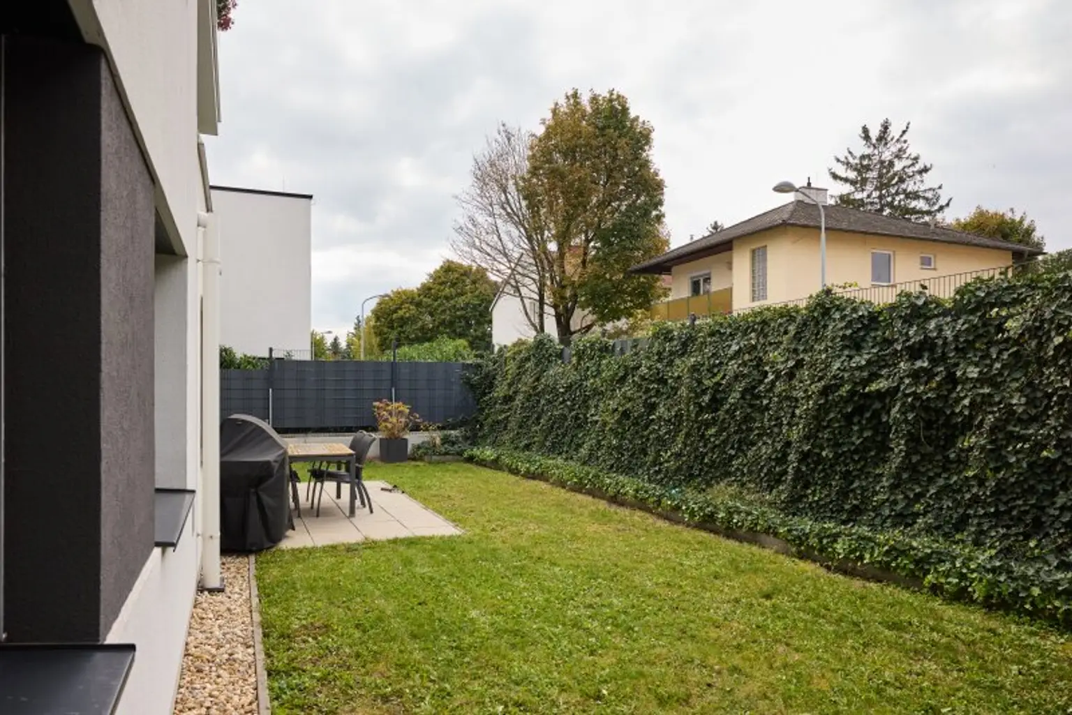 Sonnige 4 Zi Gartenwohnung in Ruhelage (S-Bahn Liesing Nähe) mit Garage