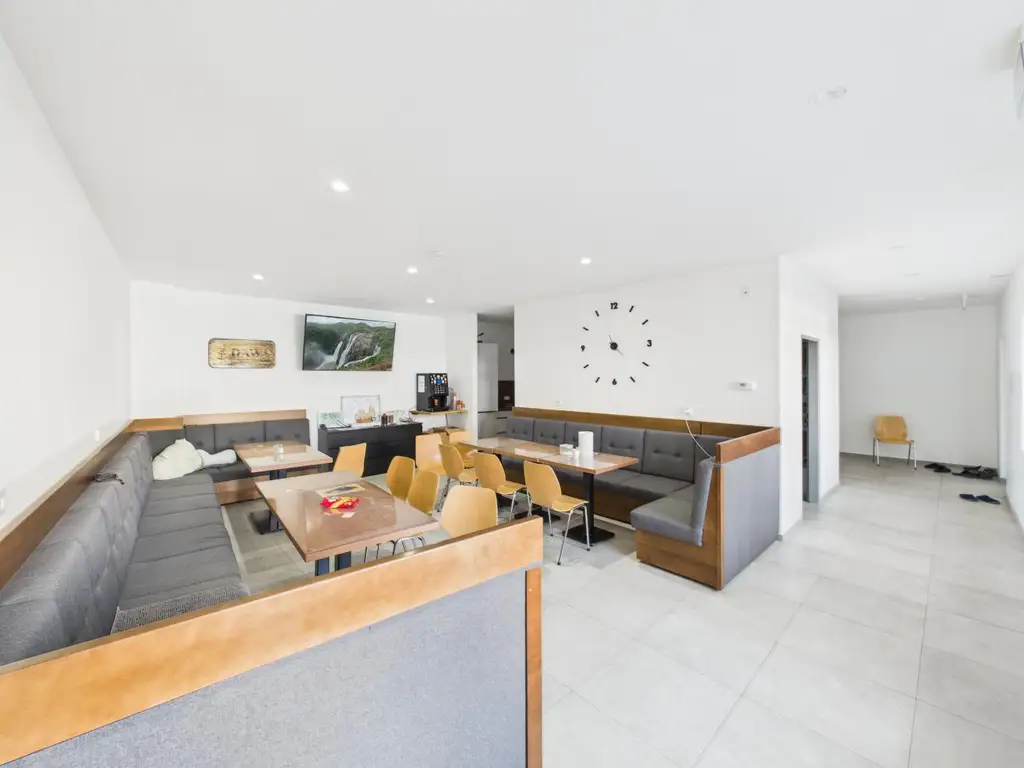 Kernsaniertes Anlageobjekt mit großzügigen Büroflächen und Wohneinheiten in 4050 Traun