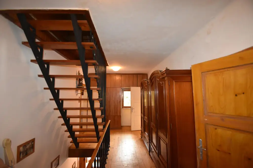 Wohnhaus mit großem Waldgrundstück