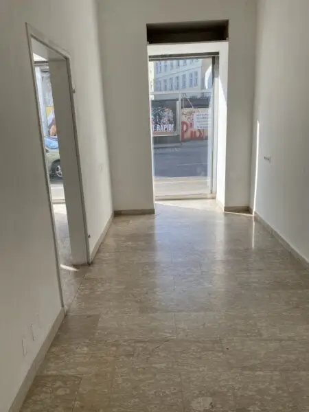 Großzügiges, modernes Geschäftslokal / Büro / Praxis mit großen Auslagenflächen Nähe Hütteldorfer Straße!