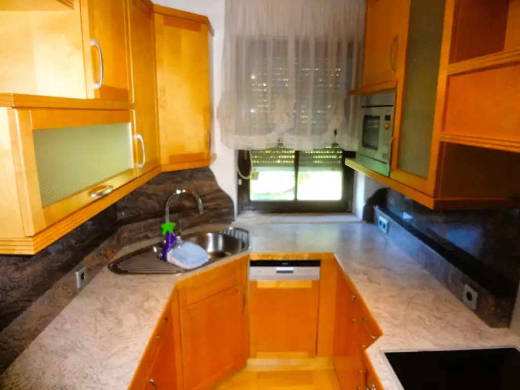 GEDIEGENES HAUS MIT ZWEI WOHNEINHEITEN UND GROSSEM GARTEN!