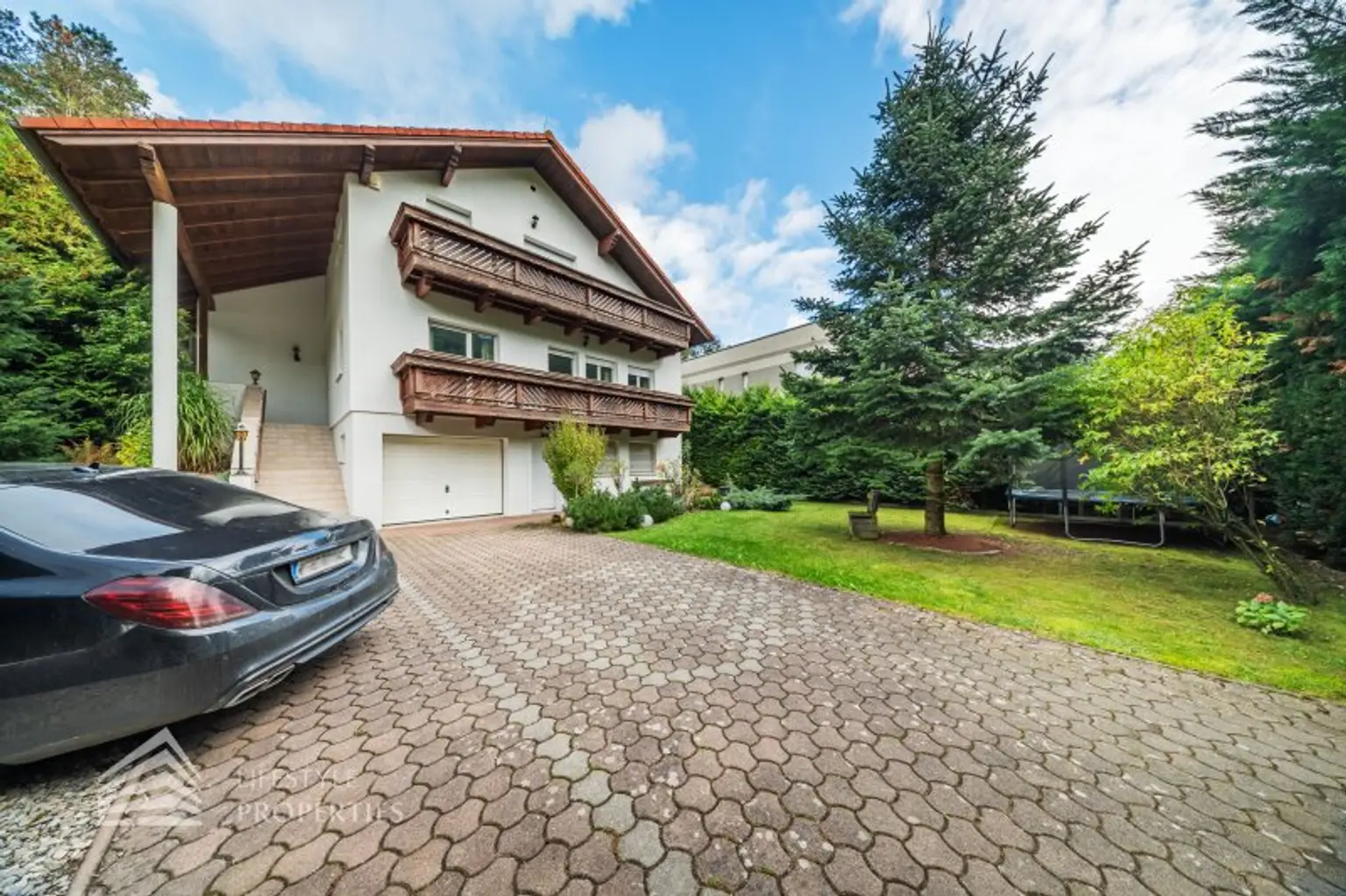 Luxuriöse Villa im Wienerwald – Beheizter Salzwasserpool, Gartenparadies & Premium-Parkmöglichkeiten