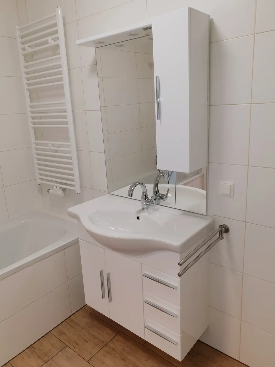 Neuwertige 3 Zimmer Wohnung mit Balkon + 2 Parkplätzen!!