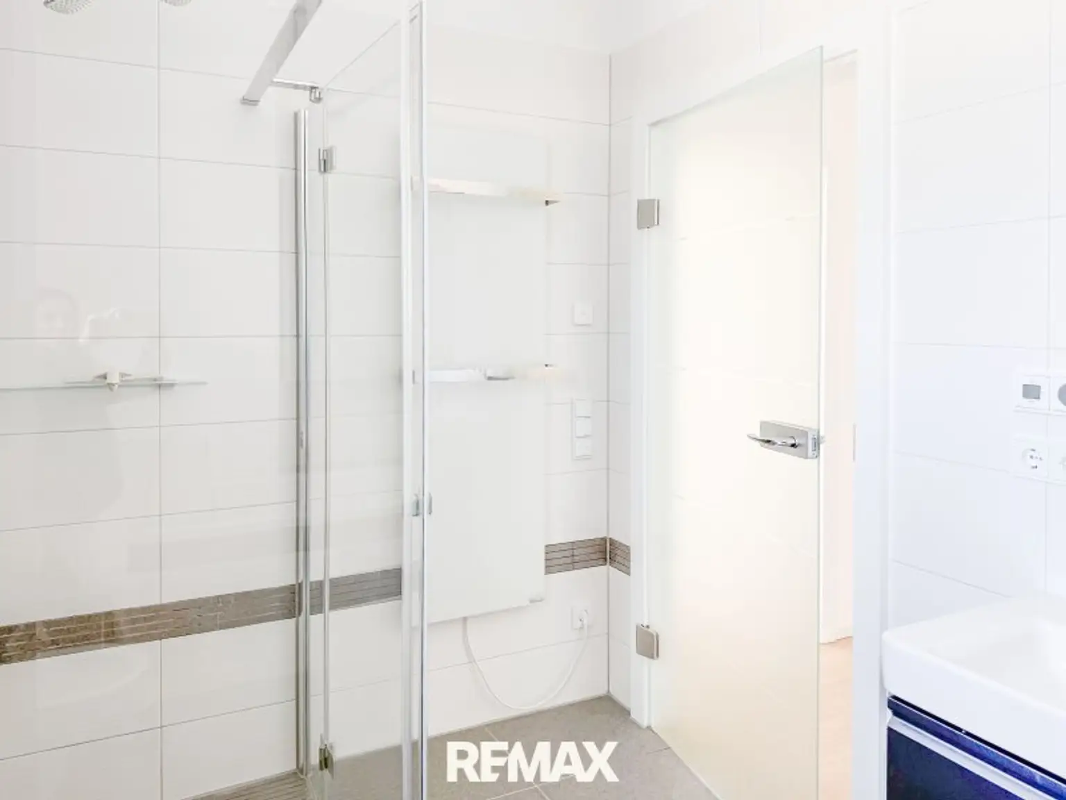Badezimmer mit Dusche und Badewanne