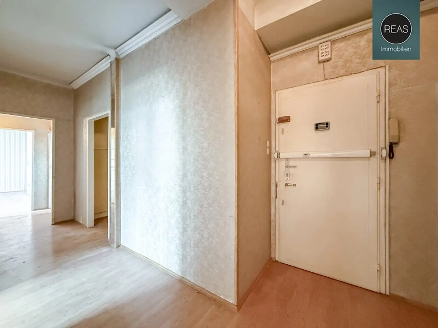 Wohnungspaket in Top-Innenstadtlage! 2 nebeneinander liegende Wohnungen mit 2 Loggien, neuen Fenstern und unverbautem Traumblick!