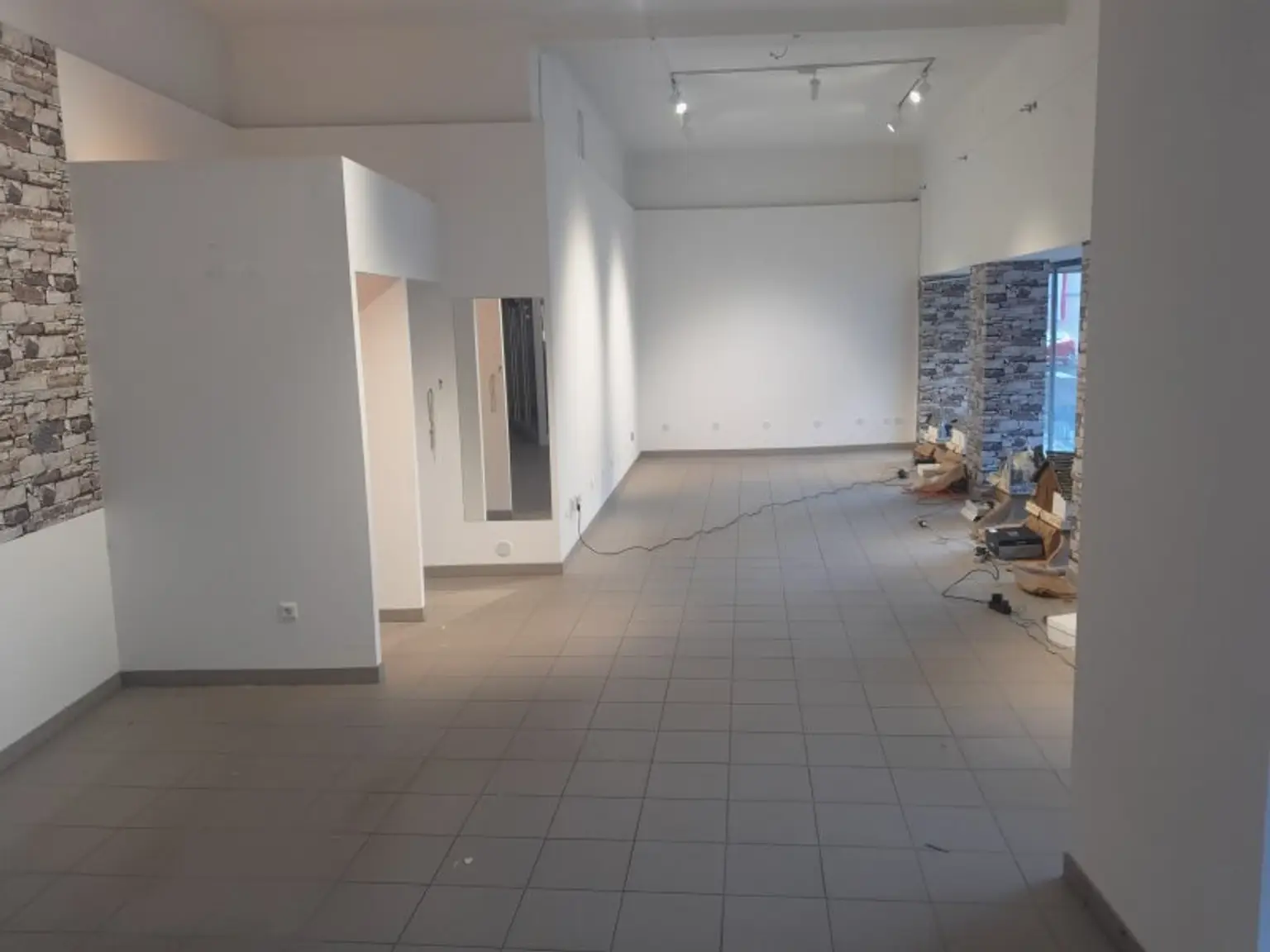 +++ Großzügiges Geschäftslokal zur Miete – direkt am Hauptplatz, Kirchschlag in der Buckligen Welt +++