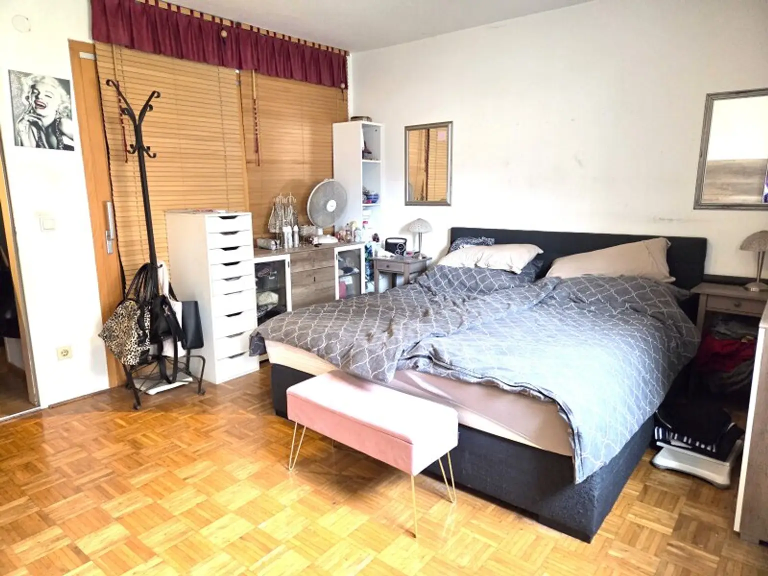 Schlafzimmer mit Durchgang zum begehbaren Kleiderraum.