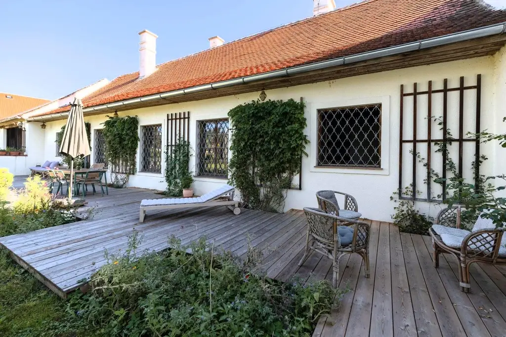 “Zauberhafter Dreikanthof mit großem Gartenparadies bei Tulln“