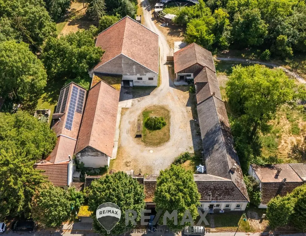 "Großzügiges Grundstück mit Pferdehof und sanierungsbedürftigem Haus - nur Minuten von Wien entfernt"